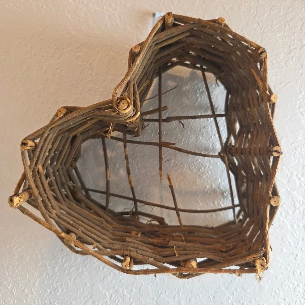 CLEARANCE 💲6️Heart Shaped Woven Grapevine Wall Basket Brown Twig Farmhouse 7.5